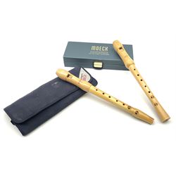 Moeck Flauto Leggero Barock Sopran 223L two-piece maple recorder in carrying pouch; and Moeck Nr.121 Barocke Griffweise two-piece maple school recorder, boxed with slipcase (2)