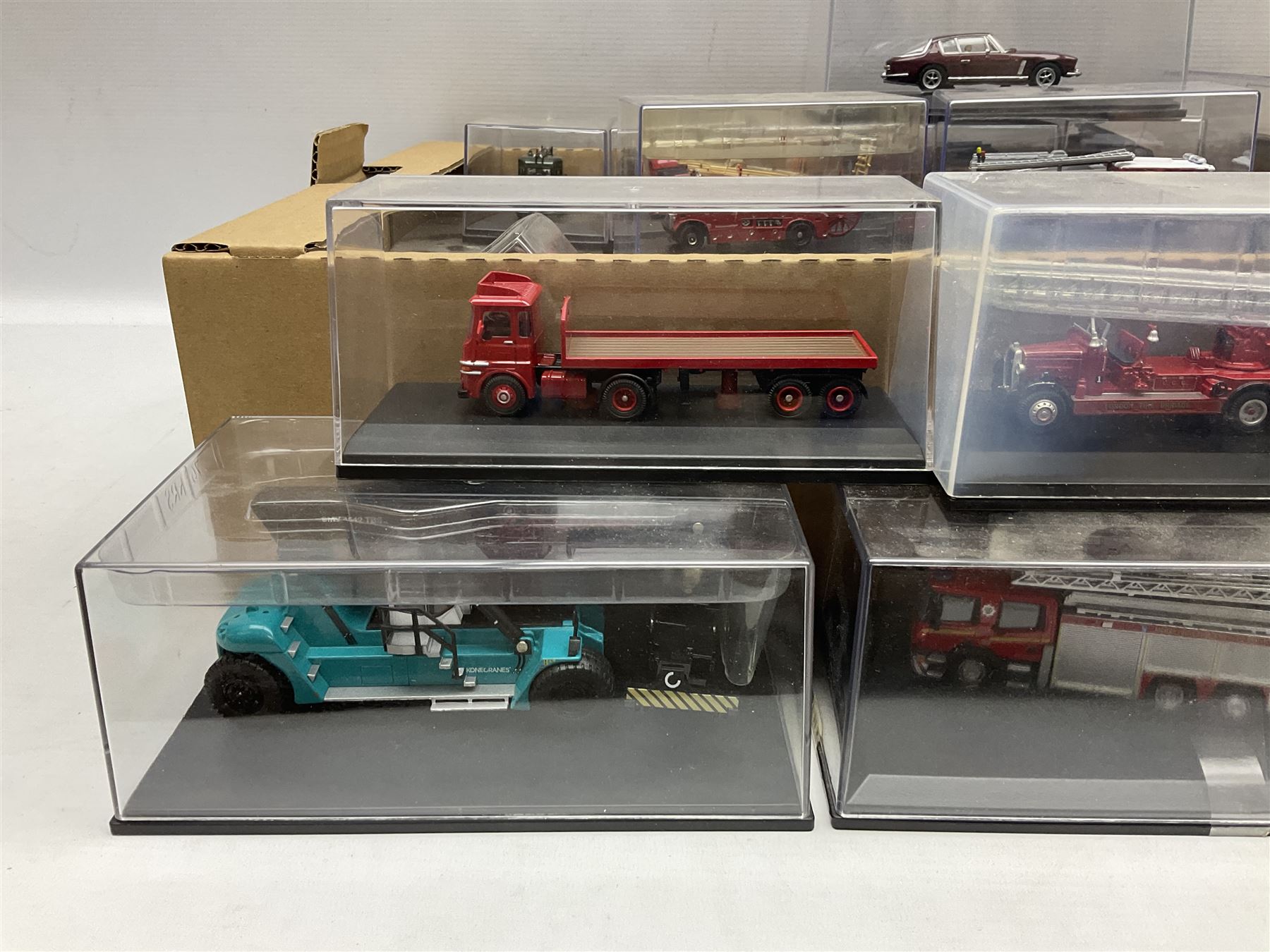 Thirty-two Oxford die-cast models including a Haulage Company Norfolkline limited editon model, lorries, fire engines etc (32) 