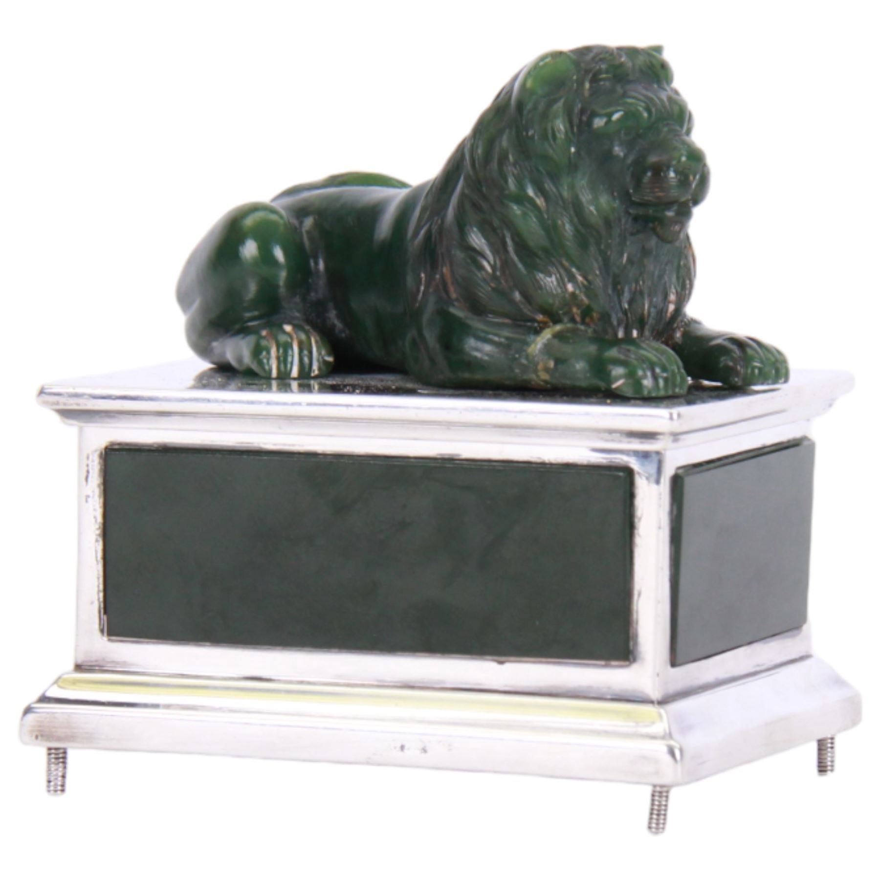 Edwardian silver and nephrite casket, of rectangular form with inset nephrite panels to sides, the removable cover surmounted with a nephrite recumbent lion, hallmarked Frank Hyams Ltd, London 1906, H9.5cm W9cm D6.5cm