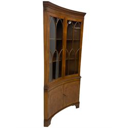 Late 20th century Georgian design mahogany concave corner display cabinet, enclosed by two curved astragal glazed doors, double cupboard below, on bracket feet