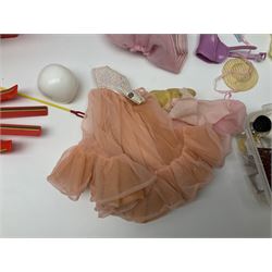 Sindy - ten 1980s 033055X dressed fashion dolls; together with a quantity of loose clothing, shoes and other accessories
