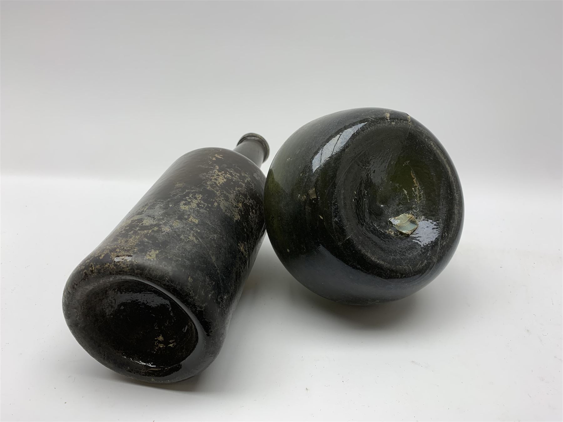 18th century green glass bottle, of onion form, H15cm, together with an 18th century green glass wine bottle, with seal depicting a boar beneath a crown, probably the Edgcumbe Crest, H27cm