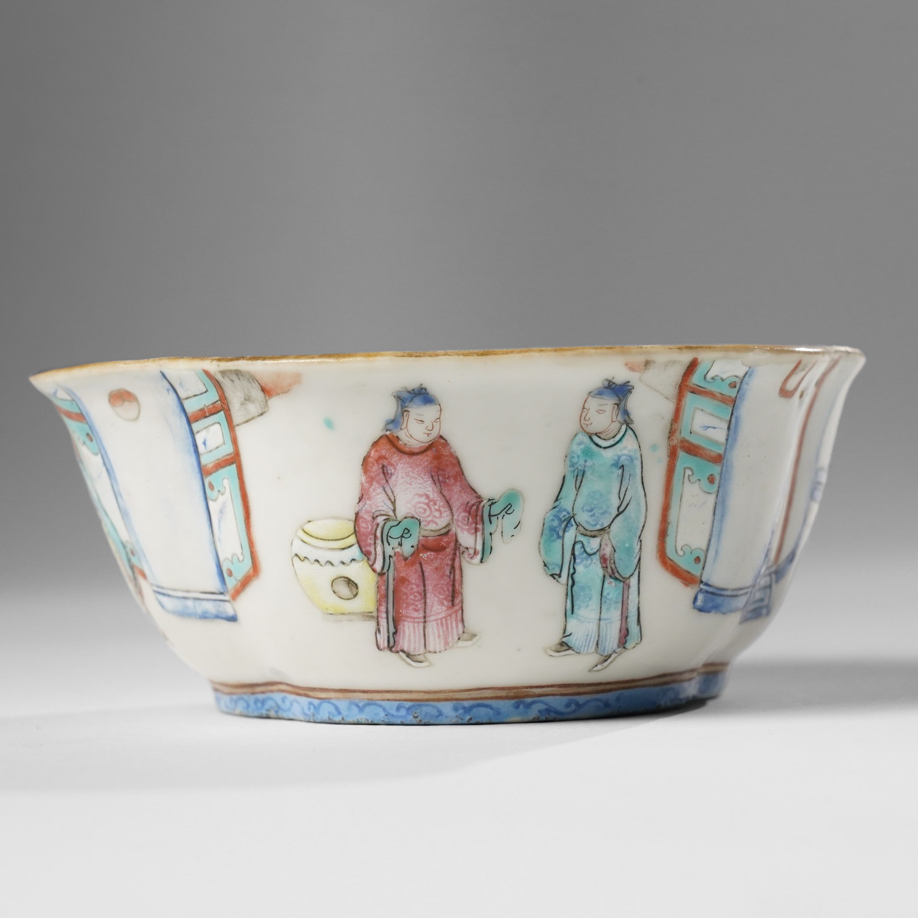 Chinese famille rose footed trefoil dish, enamelled with figures, seal mark to base, D12cm