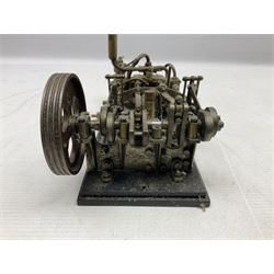 Live steam model of a horizontal mill engine with 7cm flywheel, on oblong bakelite type base L23.5cm
