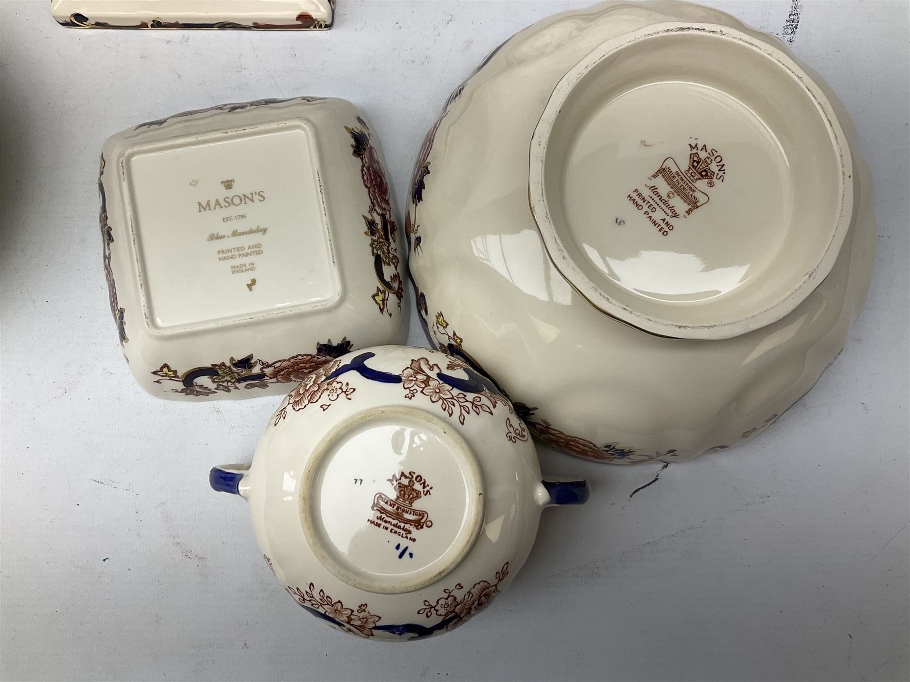 Masons Ironstone Mandalay pattern wares, to include table lamp, pair of candlesticks, clock, pair of vases, footed dish, dinner plates etc (18)