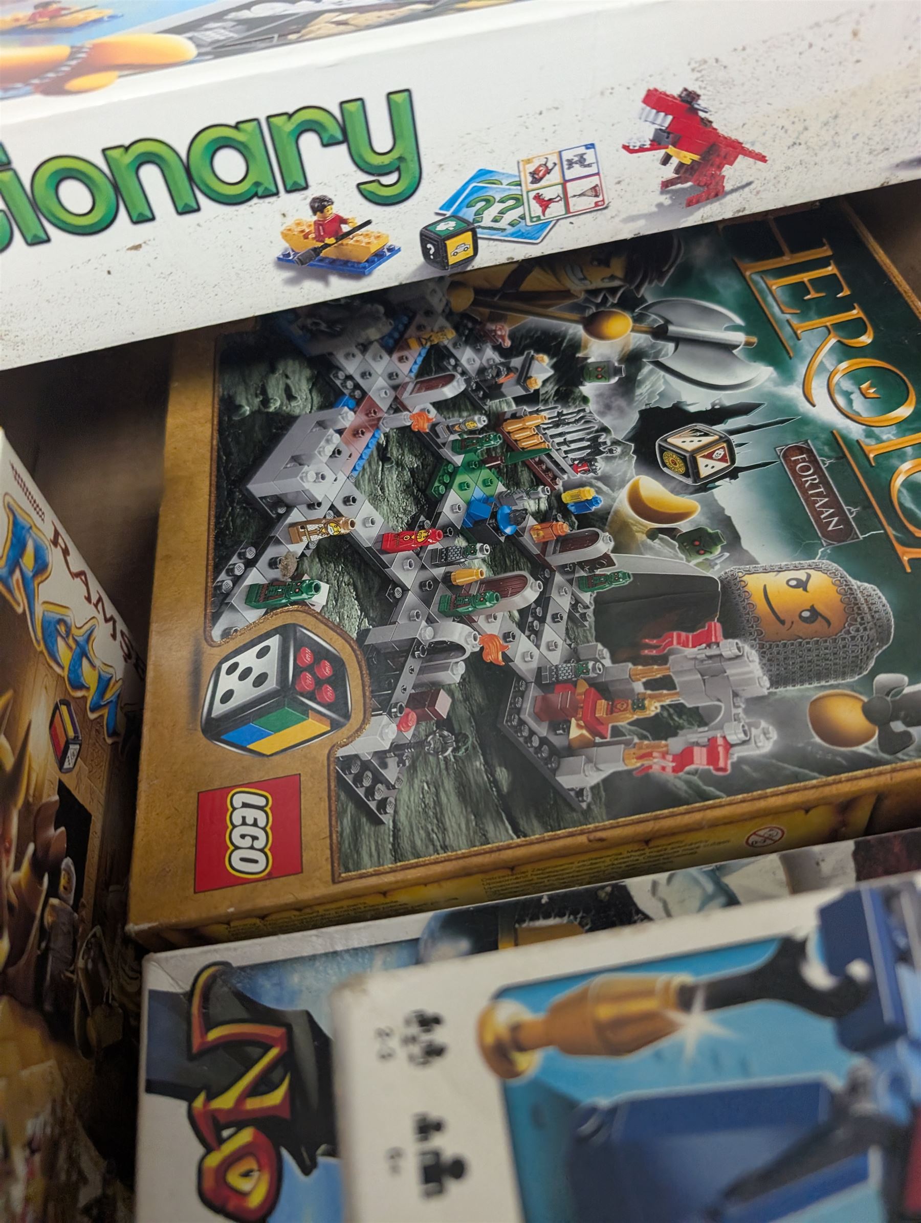 Collection of Lego Games sets, including no. 3841 Minotaurus, 3862 Harry Potter Hogwarts, 50011 Lord of the Rings Battle of Helms Deep, 3860 Heroica Fortaan, 3848 Pirate Plank, 3855 Ramses Return, 3844 Creationary, etc