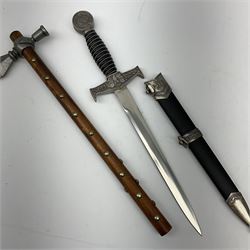 Reproduction WW2 German officer's dagger in scabbard; and reproduction native American Indian tomahawk/peace pipe with studded shaft (2)