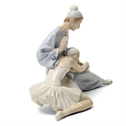 Lladro 'Closing Scene' figure, model 4935, W37cm 