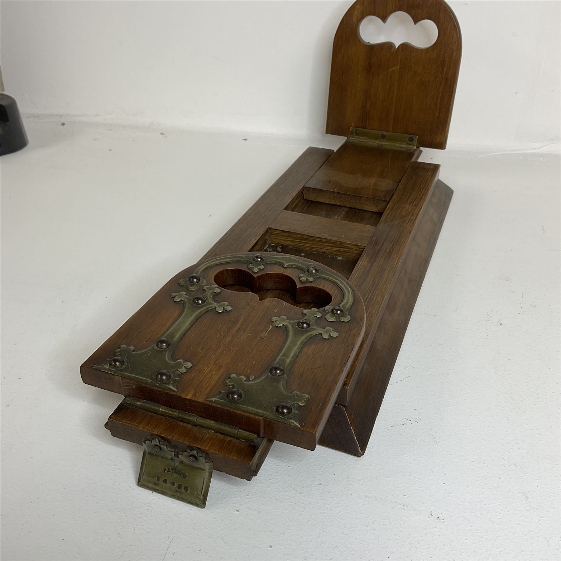 Victorian Betjemann oak book slide, of typical form, the curved hinged and sliding supports with mounted brass Gothic strapwork, stamped Betjemann's Patent 18026, H16.5cm W34cm D15cm