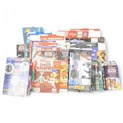 Star Wars collectables and ephemera, including Kelloggs Episode I figures, 1990s Pez Dispensers, Chupa Chups Pop Machine, Stationery, two Tazo Collector's Force Packs, nine KFC buckets and Star Wars related food packaging, inlcuding opened crisp packets and Pepsi cans, etc