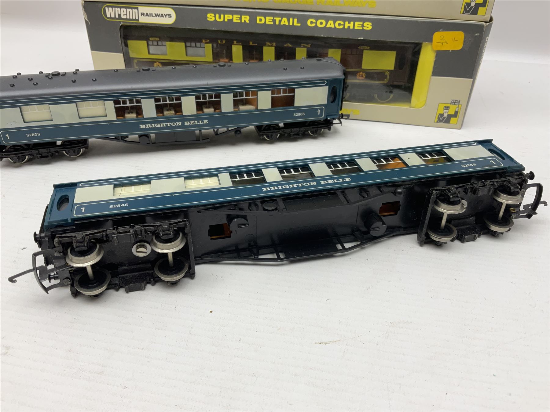 Wrenn '00' gauge - three Pullman passenger coaches 'Vera', 'Audrey' and 'Car No.86'; all boxed; and two 'Brighton Belle' 1st Class coaches Nos.S280S and S284S; both unboxed (5)