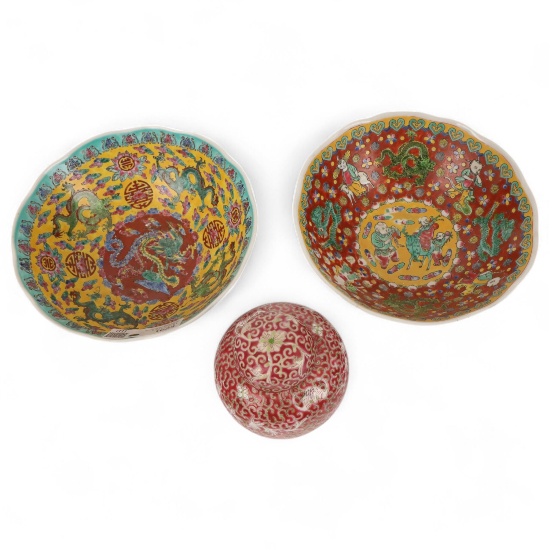 Chinese ceramics, including two bowls and a ginger jar, all with polychrome decoration, bowl D21cm