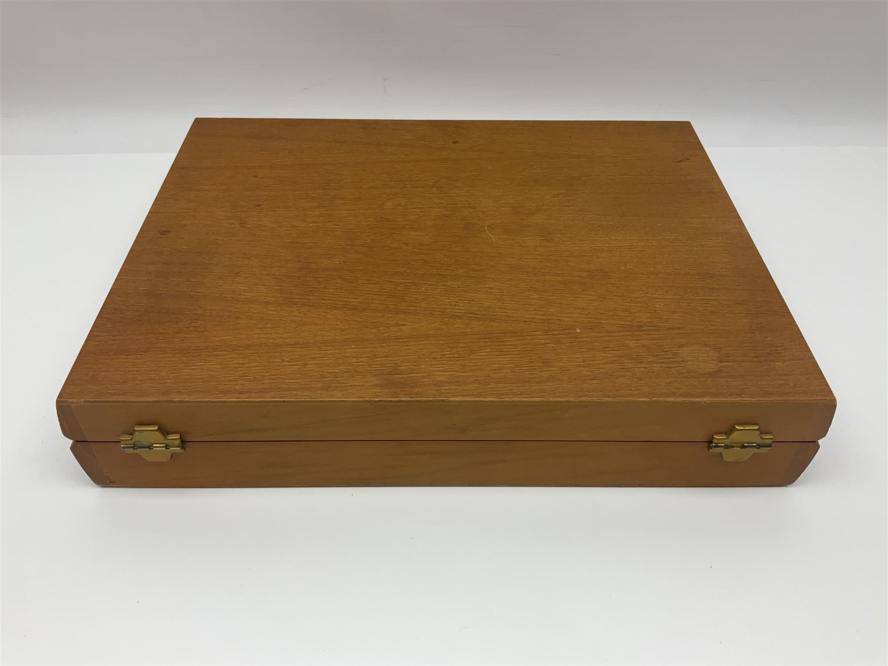 Canteen of silver plated Kings pattern cutlery for six place settings, in a fitted wooden case