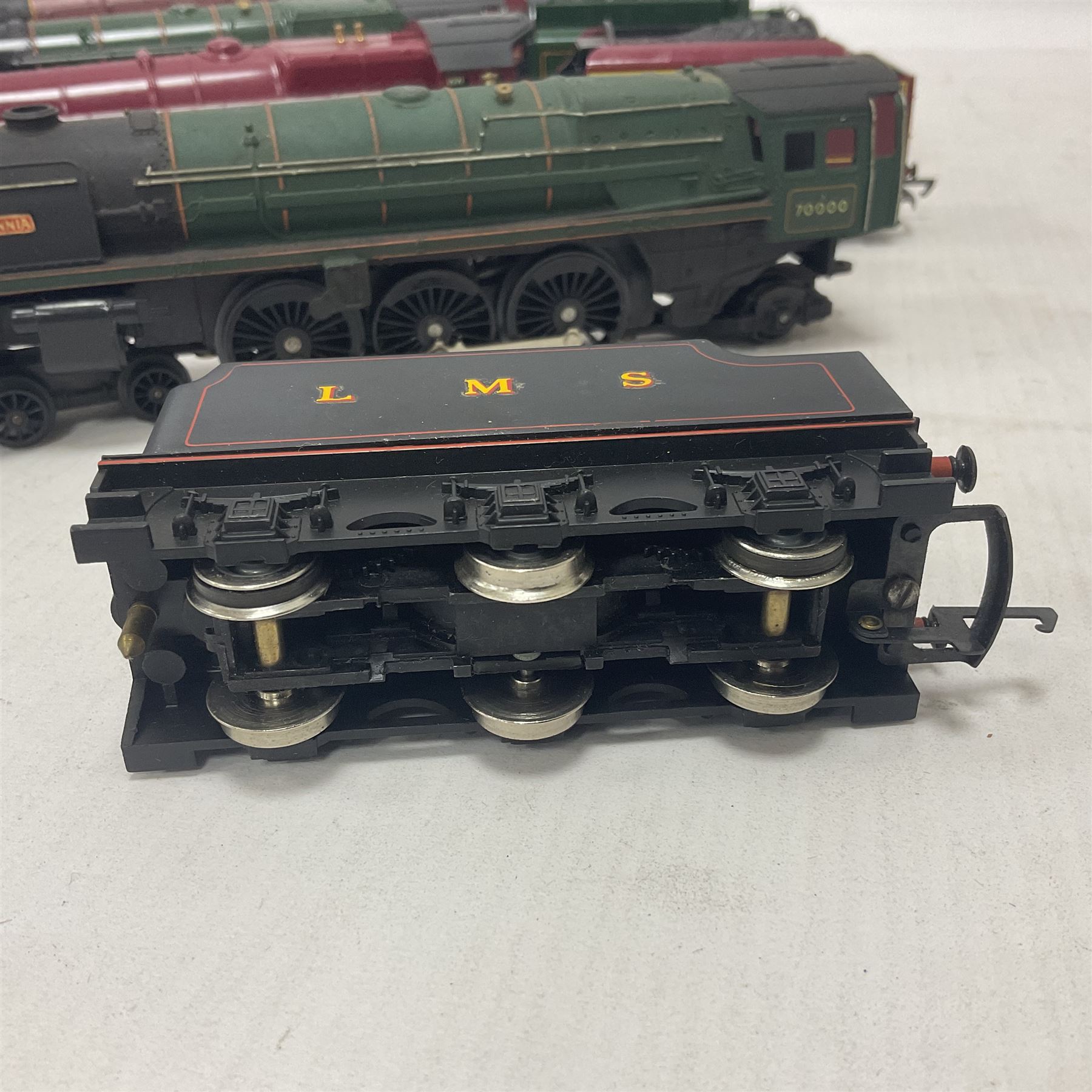 Hornby ‘00’ gauge - four steam locomotives comprising Britannia Class ‘Britannia’ 4-6-2 no.70000 in BR green; Britannia Class ‘Oliver Cromwell’ 4-6-2 no.70013 in BR green; Princess Class 4-6-2 no.6201 in LMS crimson; Coronation Class ‘Duchess of Sutherland’ 4-6-2 no.6233 in LMS crimson; one further tender (5) 