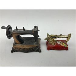 Singer mini sewing machine, together with Holly hobbie mini sewing machine and other sewing machine models, Singer H15cm