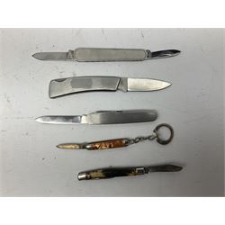 Thirty-four  pocket knives including advertising, single and multiple blade folding knives, Richards of Sheffield examples etc