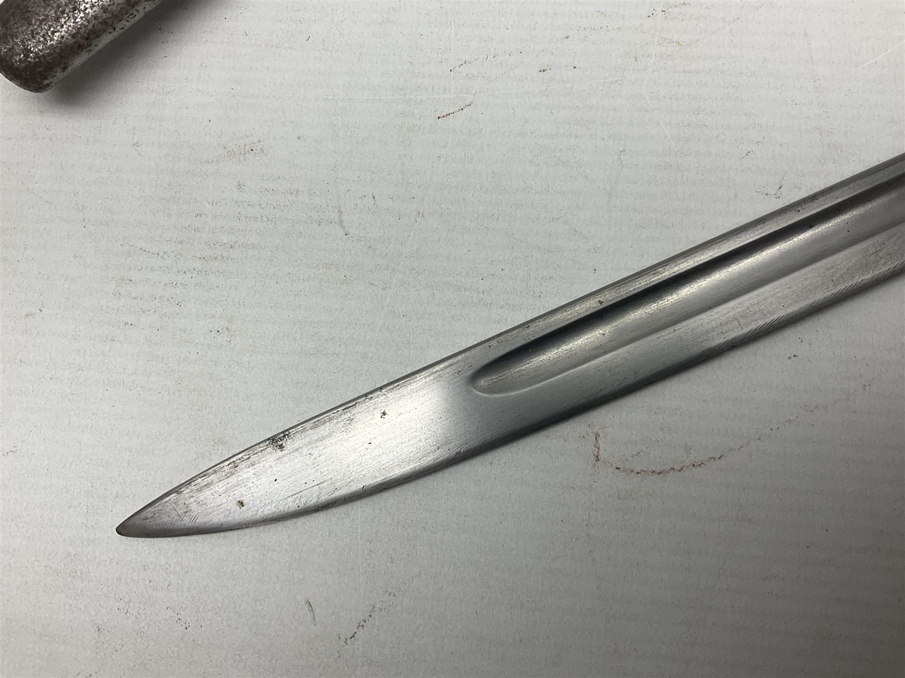 WW1 British 1907 pattern bayonet, the 43cm single edged fullered blade stamped to the ricasso with a crown GR cypher 1907 8 15 Sanderson, with various ordnance marks verso, two piece walnut grip, pommel stamped 1HLI 354; in steel mounted leather scabbard stamped 140 to the throat L57cm overall