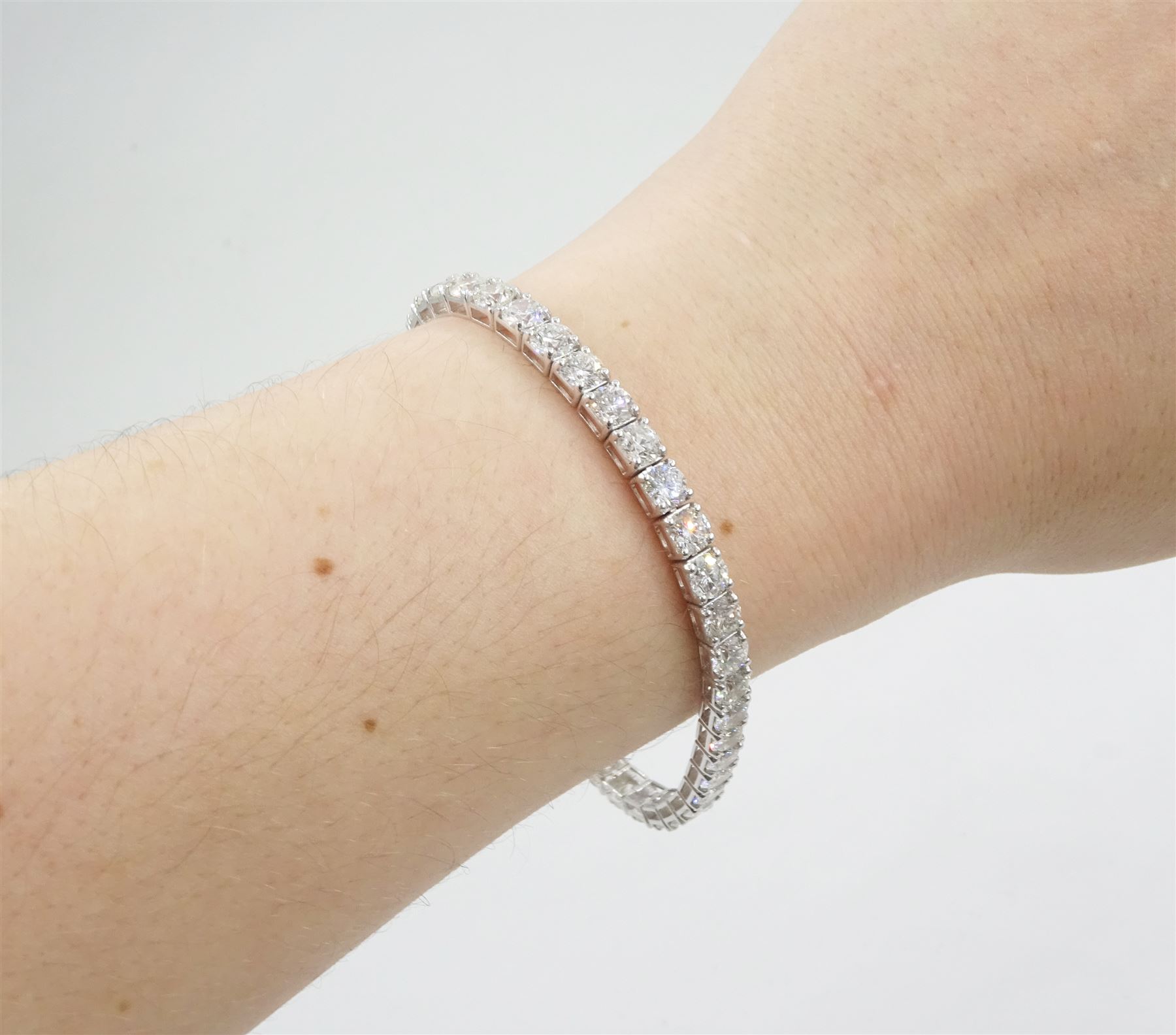 18ct white gold round brilliant cut diamond bracelet, stamped, total diamond weight 12.20 carat, with World Gemological Institute report 