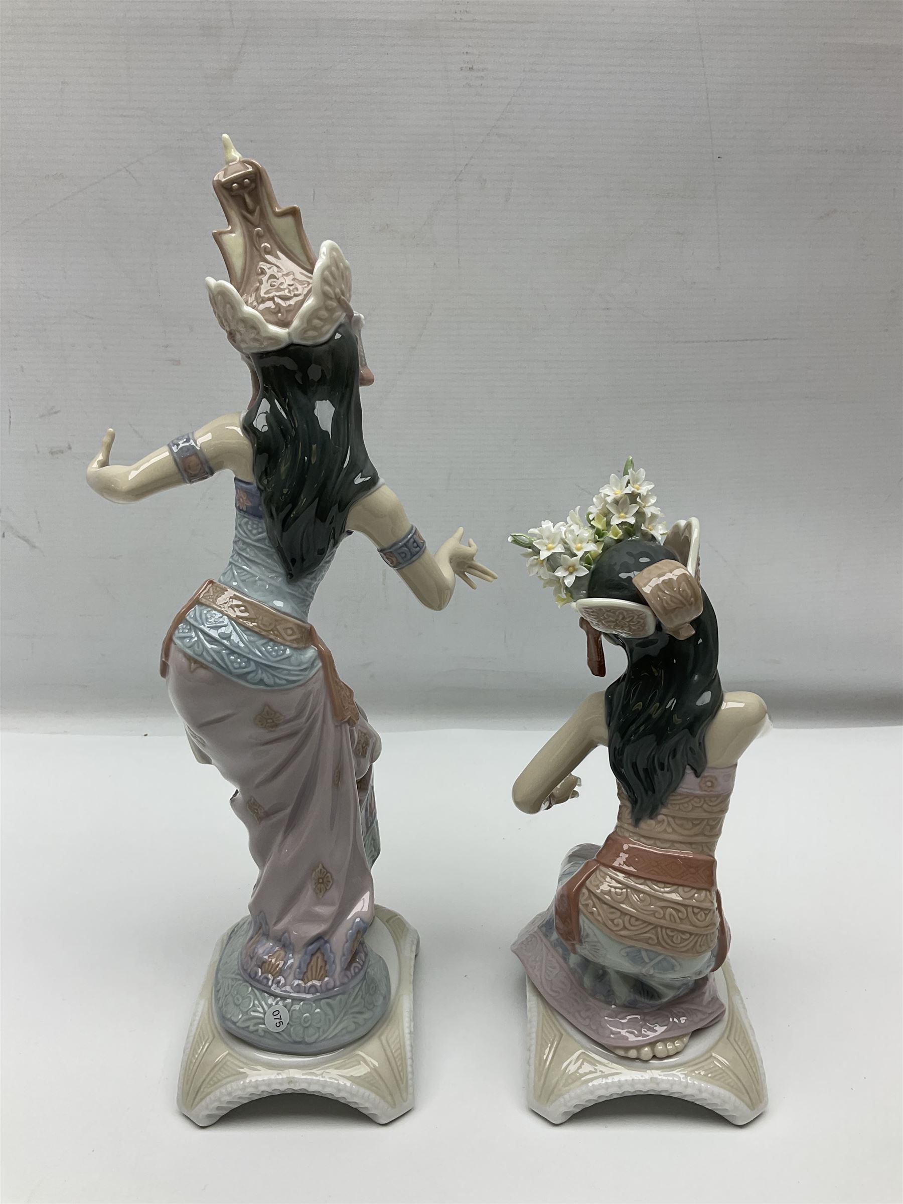 Two Lladro figures - 21/04/2023 Two Lladro figures - 21/04/2023