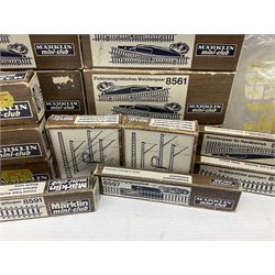 Marklin mini-club 'Z' gauge - quantity of predominantly boxed track including 8505 straights, 8530 curves, 8561 points, 8939 signals, 8591, 8507, 8510, 8564 etc; conductor wire sections with 8911 supports; short lengths, cross-overs, switches and other accessories