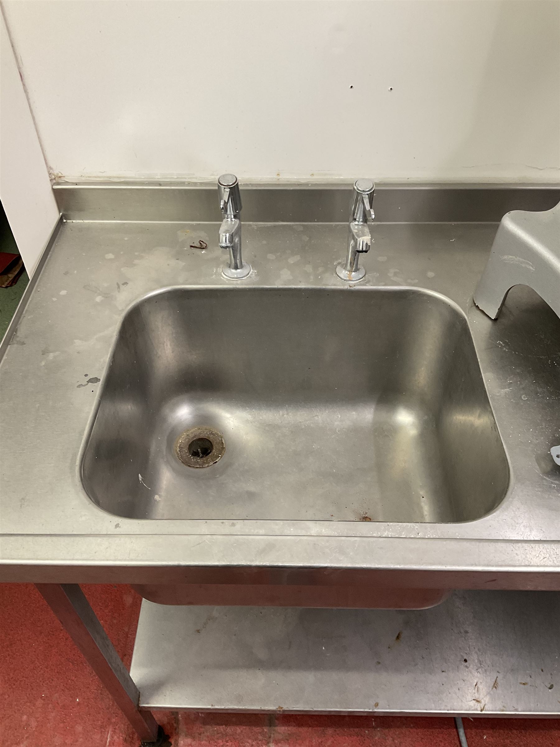 Stainless steel single sink unit with drainer and under-shelf- LOT SUBJECT TO VAT ON THE HAMMER PRICE - To be collected by appointment from The Ambassador Hotel, 36-38 Esplanade, Scarborough YO11 2AY. ALL GOODS MUST BE REMOVED BY WEDNESDAY 15TH JUNE.