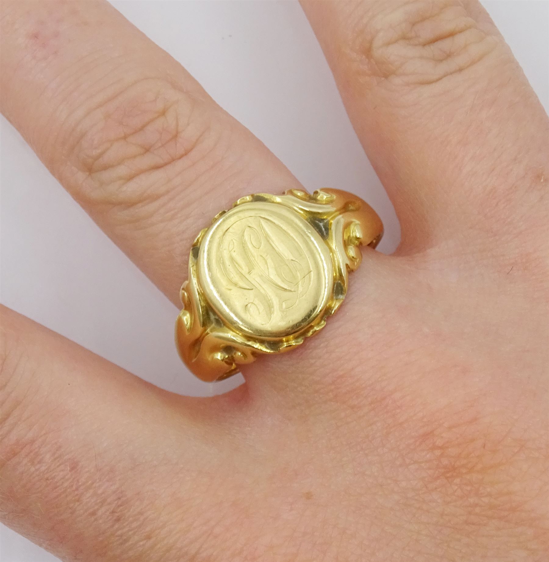 18ct gold signet ring, engraved with initials 'HD', by Henry Griffith & Sons Ltd, Birmingham 1926