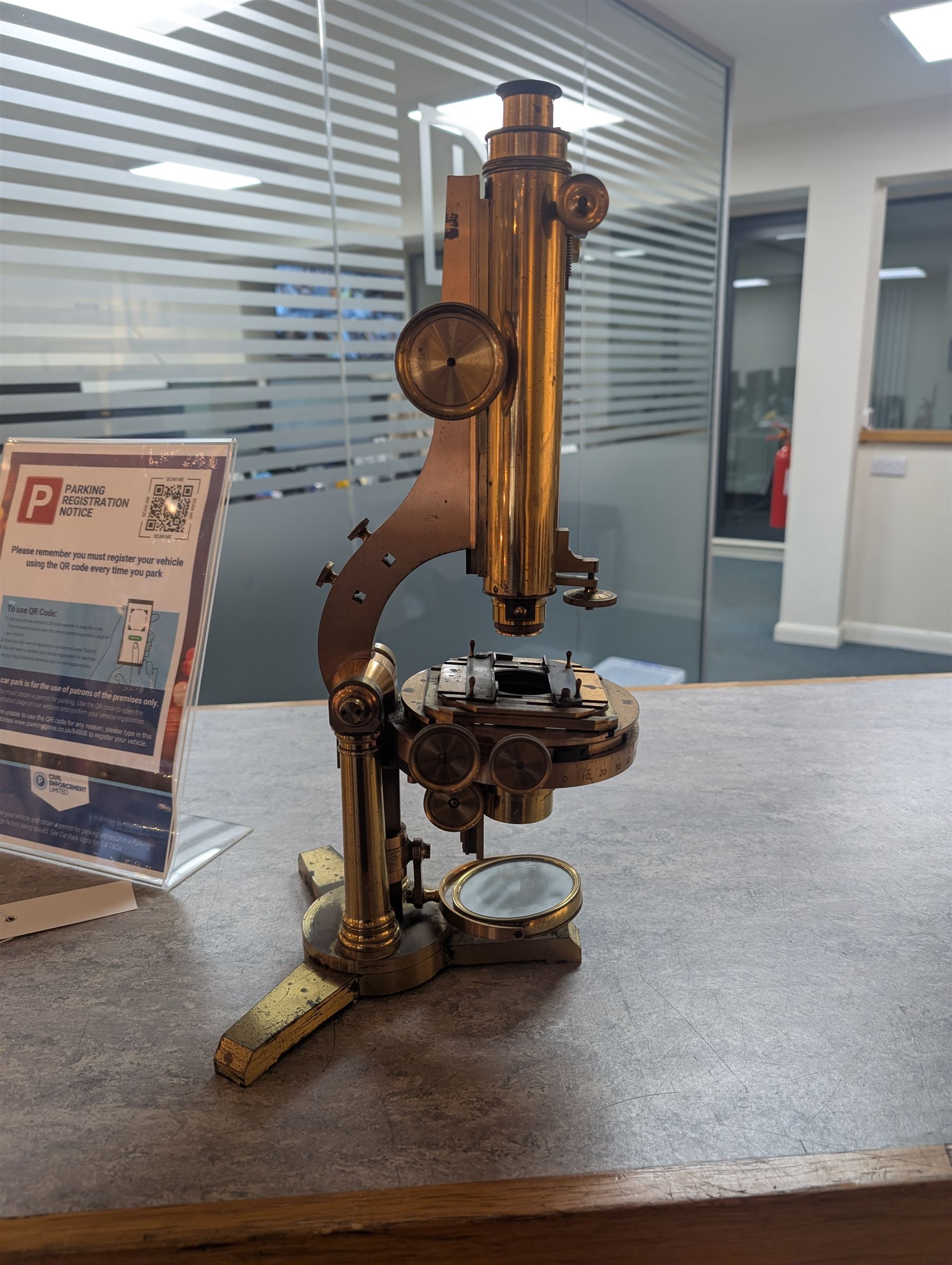 19th century brass binocular microscope by R&J Beck, 31 Cornhill London, numbered 6386, with rack and pinion focusing, housed in wooden case with case of accessories, including eyepieces, objective lenses and condenser