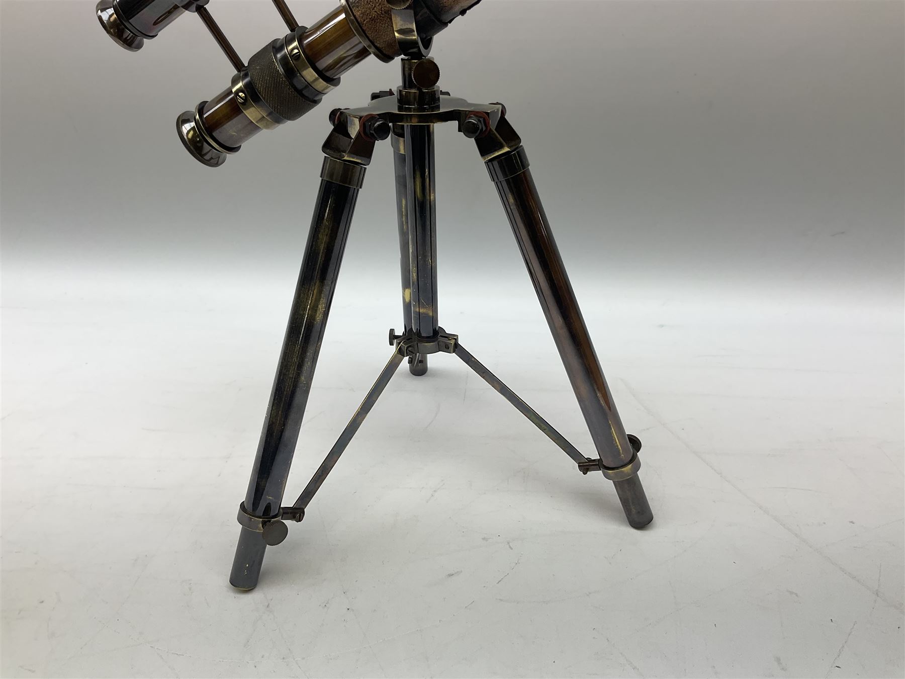 Reproduction brasses telescope on tripod stand with plaque detailed ‘Kelvin & Hughes London 1917’, H33cm