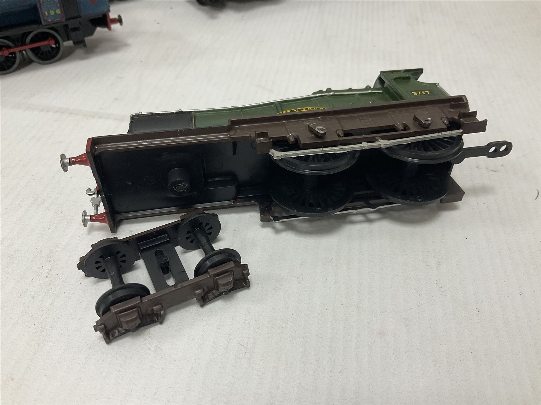 ‘00’ gauge - Airfix locomotive model kits comprising series 4 City of Truro kit and empty series 4 box, series 4 Mogul, two series 4 Harrow kits, all boxed; together with Rosebud Kitmaster Stirling kit and quantity of loose plastic locomotives and tenders from Airfix, Kitmaster, Ratio etc 