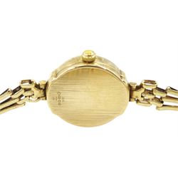 Accurist ladies 9ct gold quartz wristwatch, on integral 9ct gold bracelet