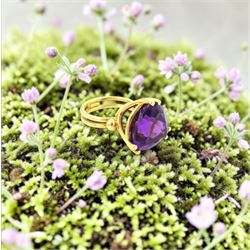 18ct gold amethyst ring, set with a single trilliant cut amethyst of approx 11.50 carat, to a fancy split design shank
