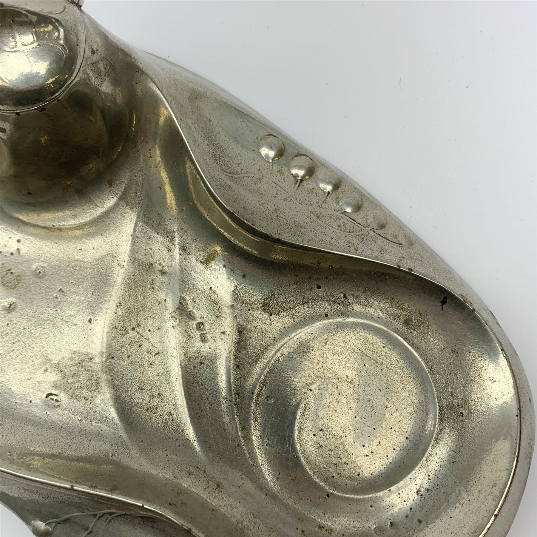 A Kayserzinn Art Nouveau pewter ink stand and pen tray, designed by Hugo Leven, of shaped oval form detailed with stylised tendrils, the hinged inkwell cover opening to reveal an amethyst glass liner, marked beneath Kayserzinn 4438, L21cm.