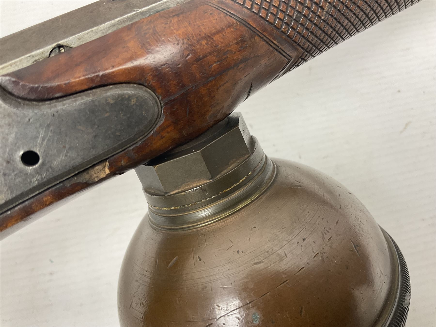 Late 18th/early 19th century Wallis (of Hull) muzzle loading air rifle with medially ribbed copper round ball reservoir, the 86cm (34