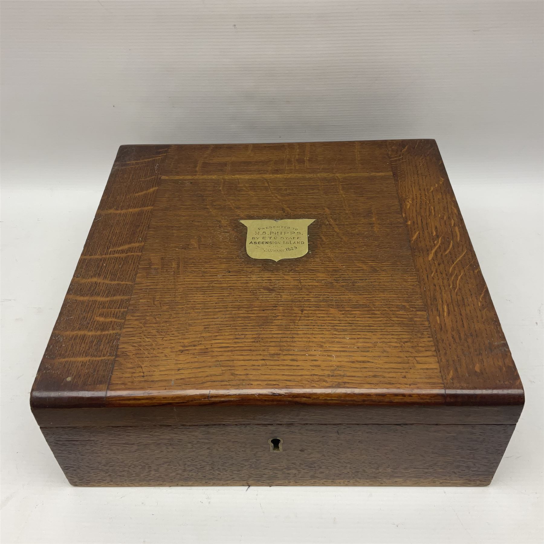 Walker and Hall silver plated canteen of cutlery, oak case, the hinged lid with a engraved brass shield , H12cm, L32cm