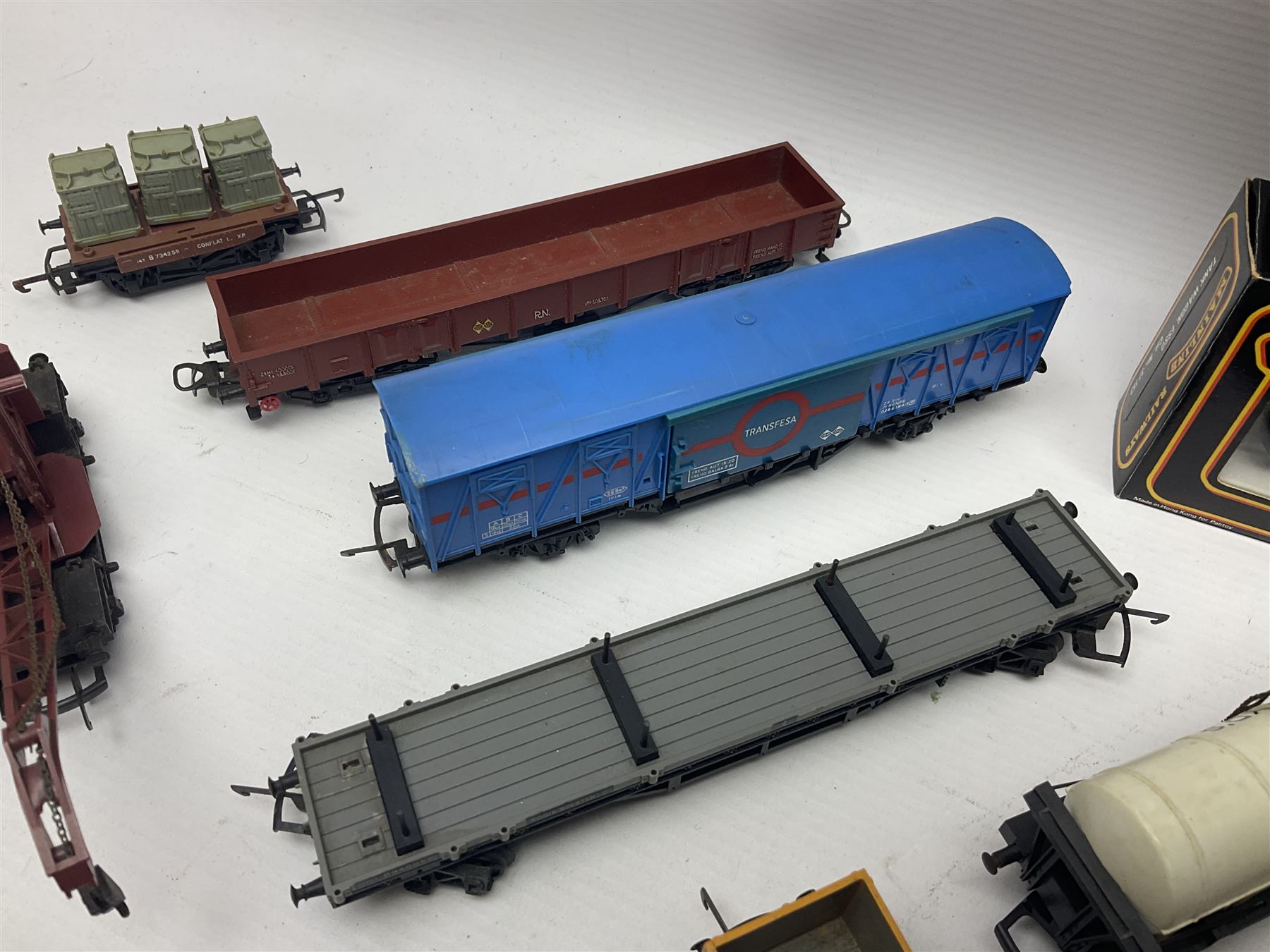 Various makers ‘00’ gauge - large quantity of rolling stock to include boxed Mainline, Graham Farish and Wrenn examples; loose examples to include Hornby, Tri-Ang, Joeuf etc 