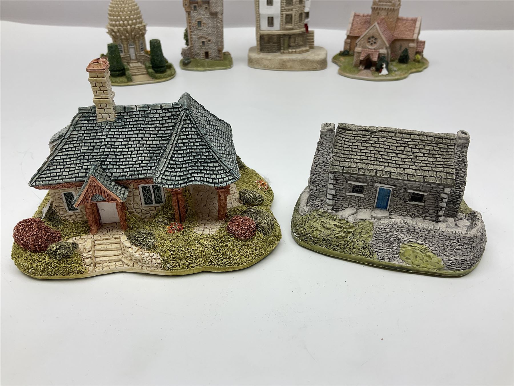 Nineteen Lilliput Lane models from the Scottish Collection