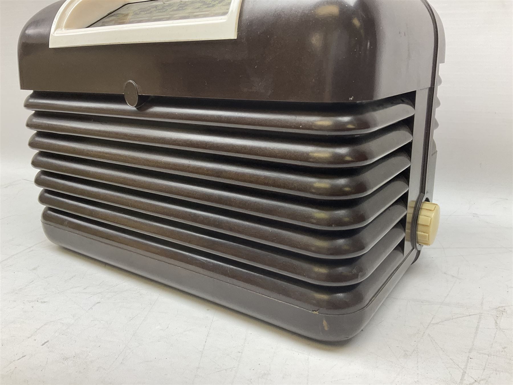 1950s Bush Type DAC 90A valve radio in cream Bakelite case, H23cm W29cm D19cm, together with Bush Type DAC 10 radio in brown Bakelite case