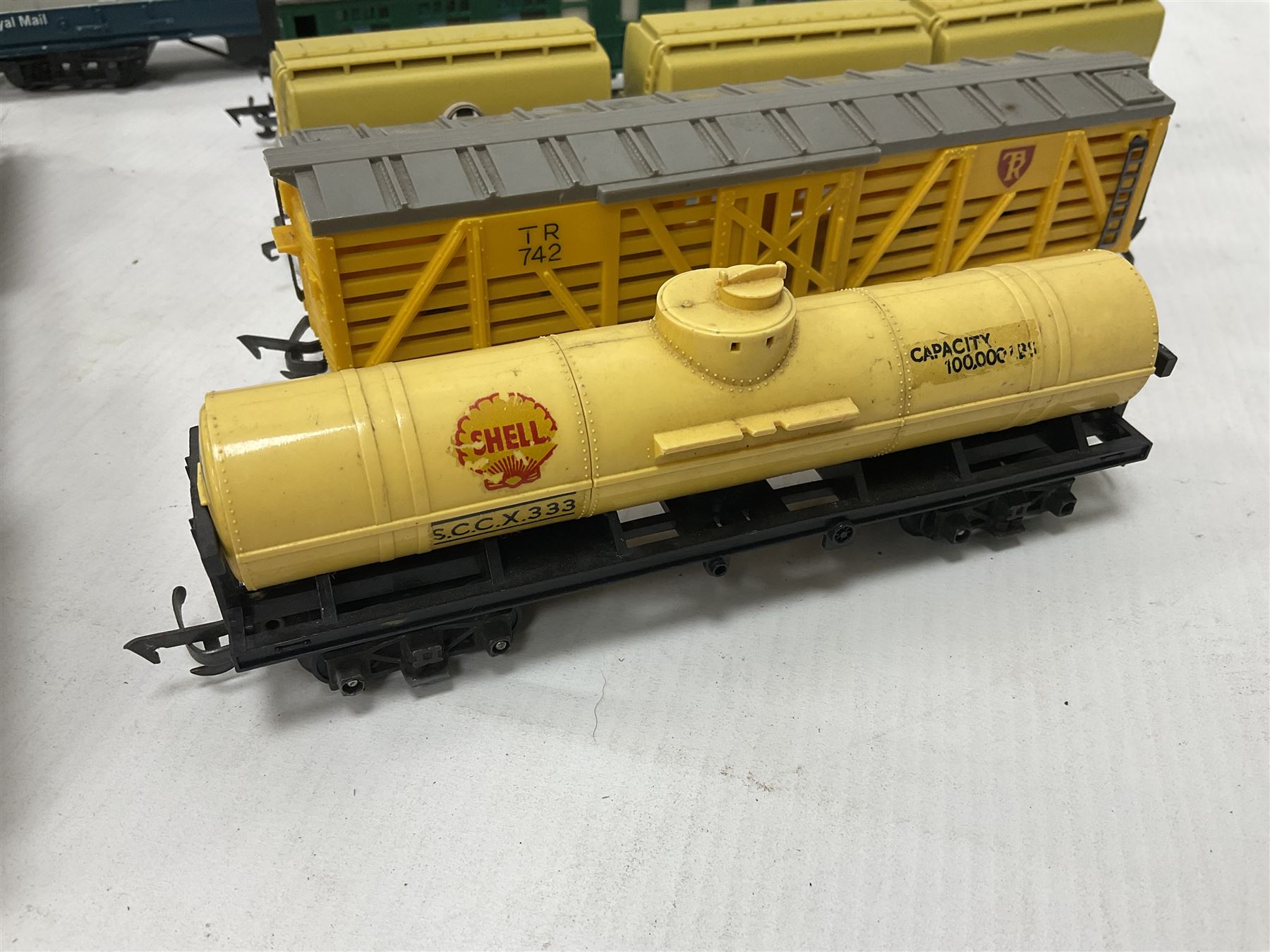 Hornby/Tri-Ang ‘00’ gauge - eight various coaches and eighteen goods wagons; all unboxed (26)