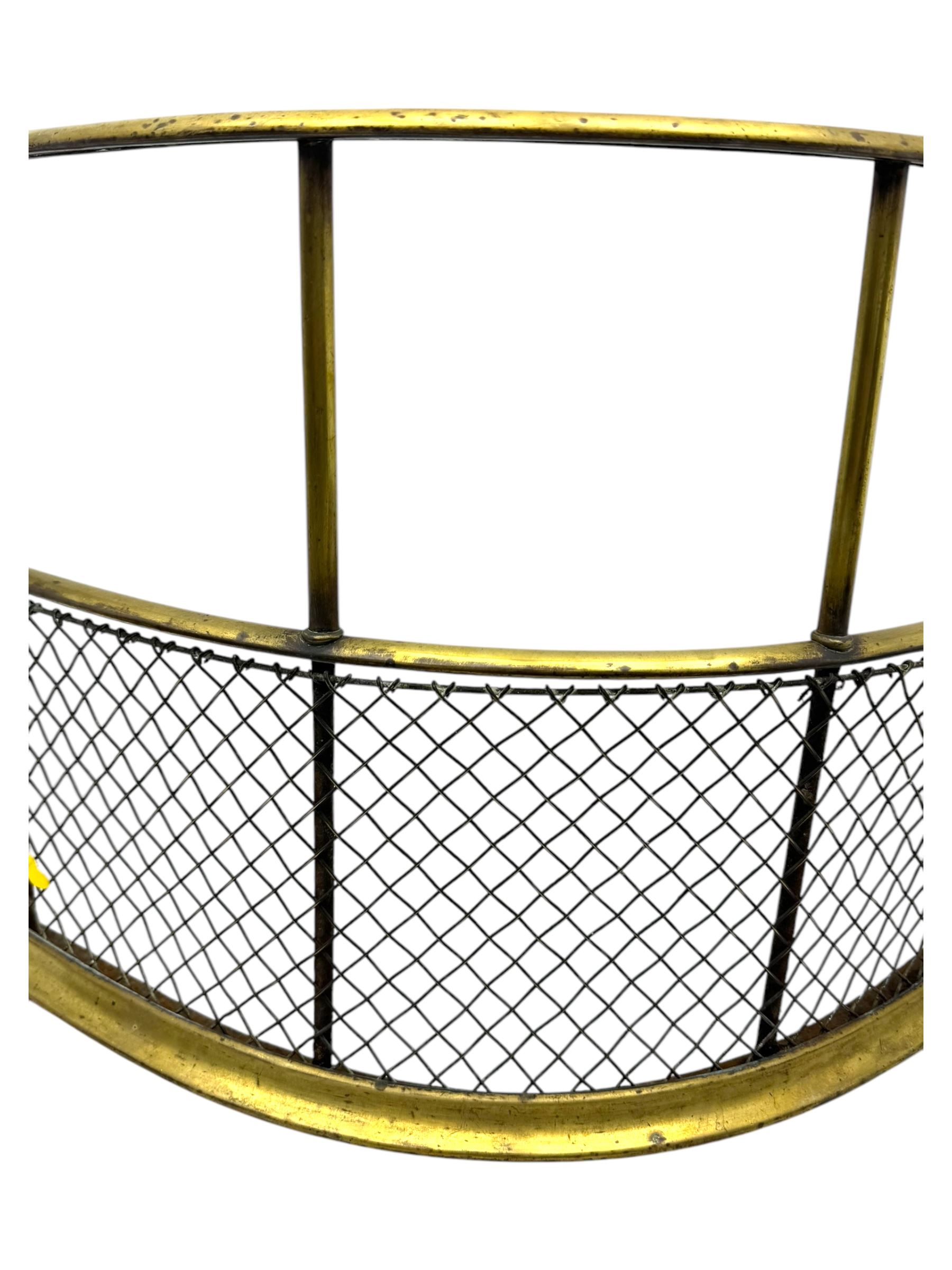 Two Victorian brass fenders, with lattice design, 123x31x18cm, the other of serpentine form with wire grille, 87x38cm, (2)