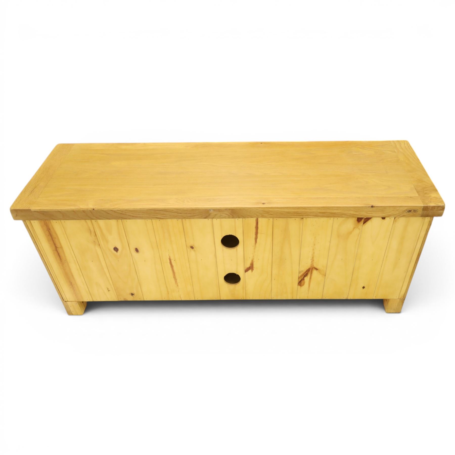 Contemporary oak TV stand, with two open recesses with back apertures for wires, flanked by cupboards 