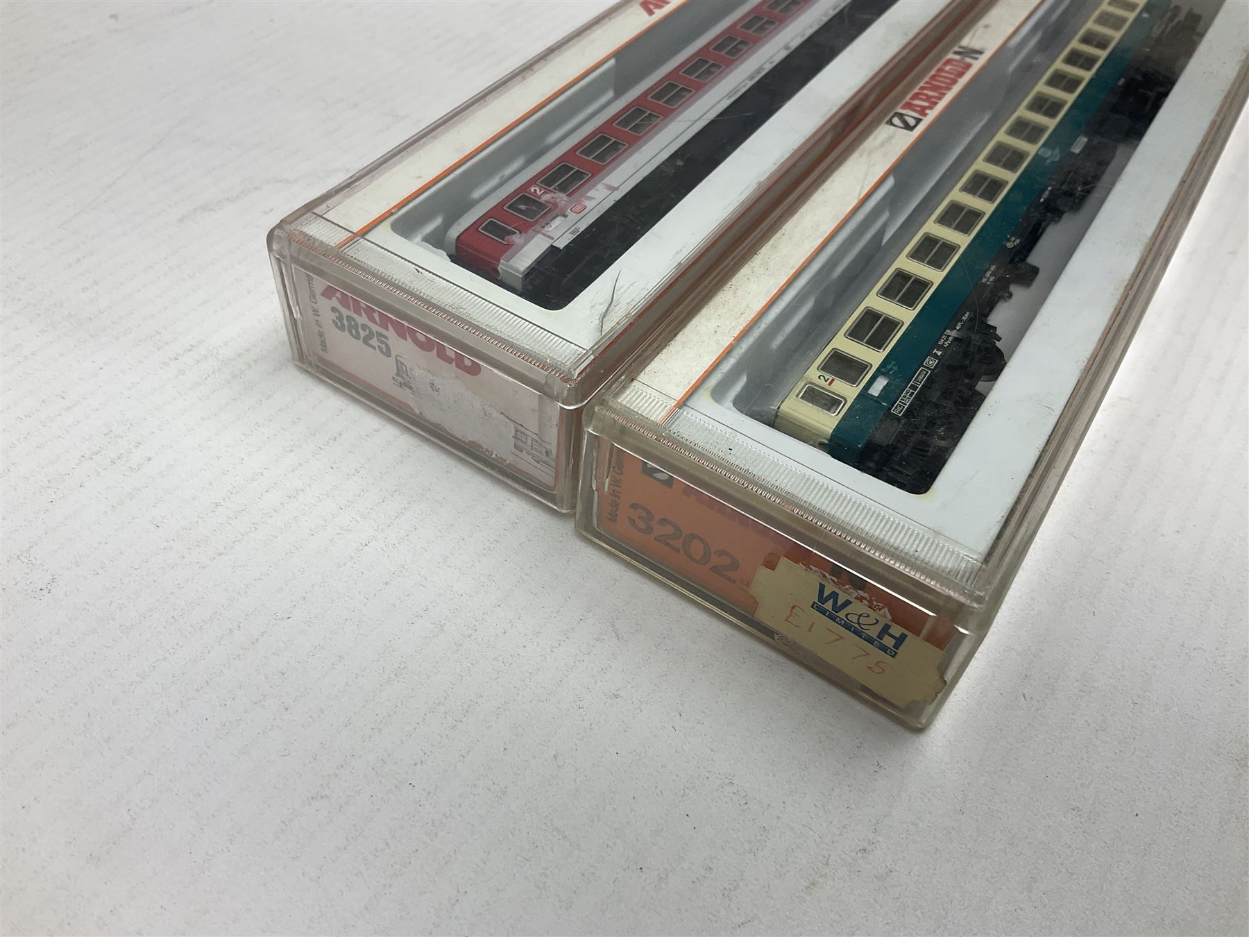 Roco 'N' gauge - 23259 BR 290 German Diesel locomotive and 25307 flat wagon with two containers; both boxed; and two Arnold 'N' gauge passenger coaches Nos.3202 and 3825; both boxed (4)