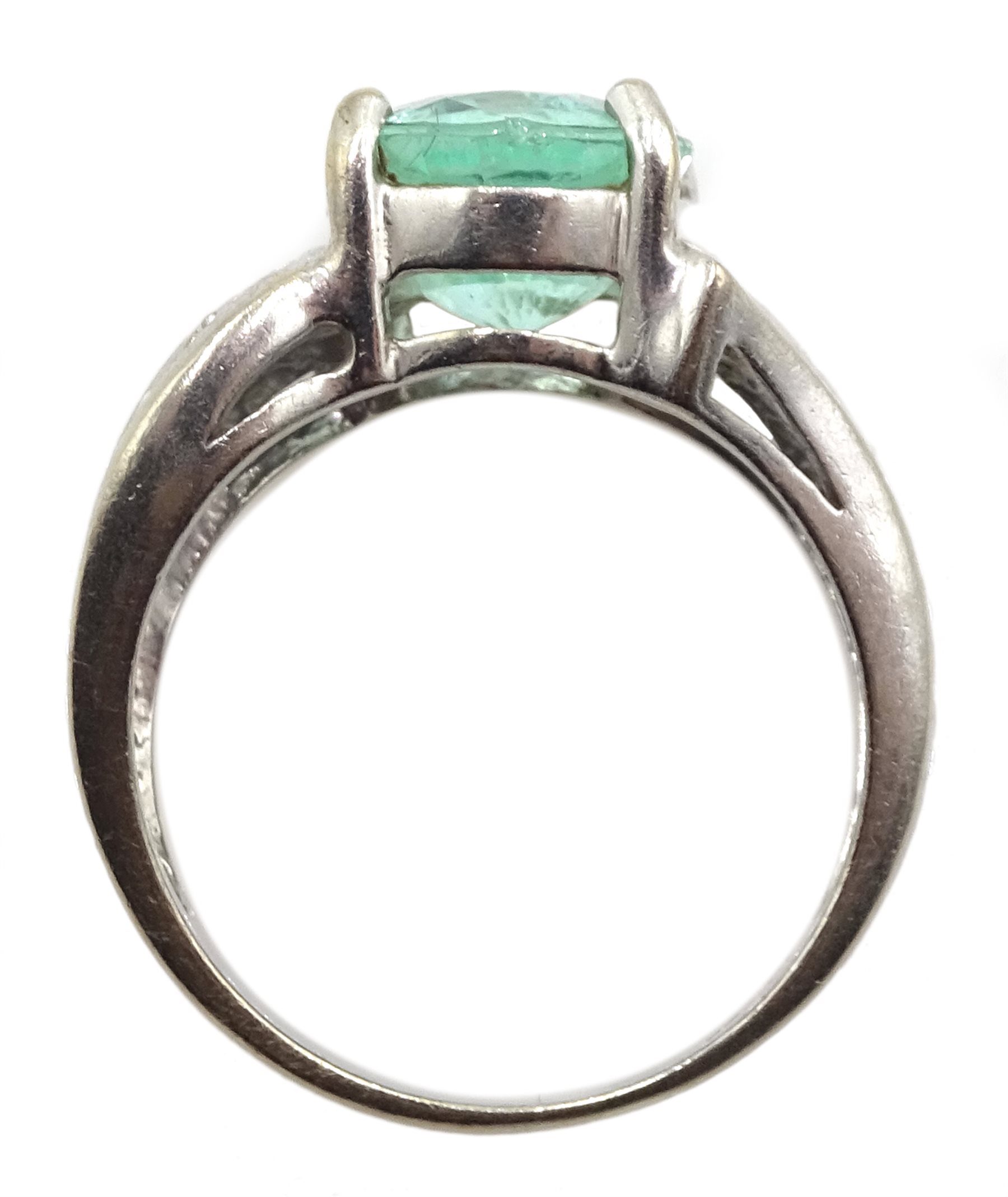 18ct white gold oval paraiba tourmaline, with diamond chip shoulders, Birmingham 2006