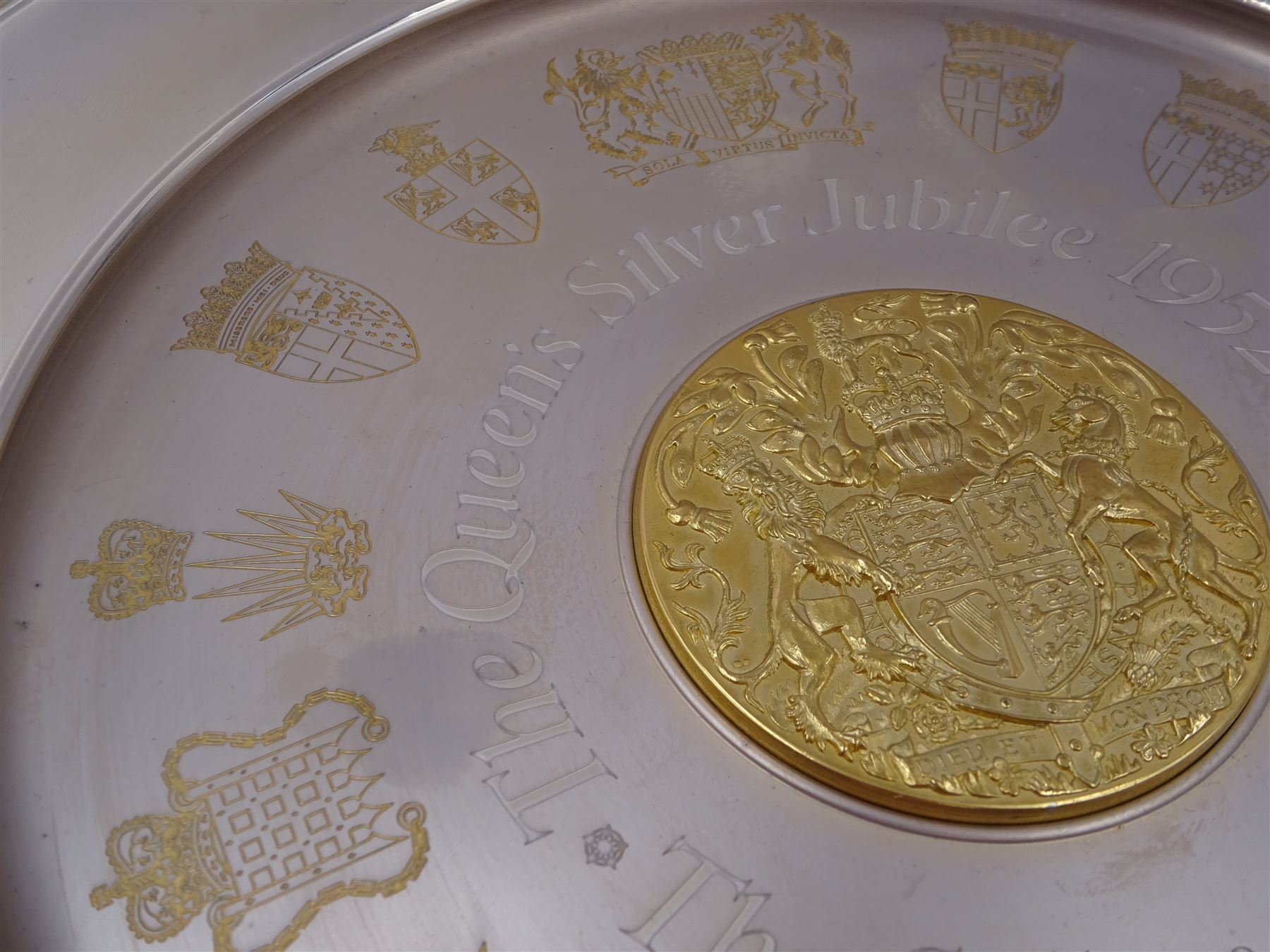 Modern limited edition silver The College of Arms plate to commemorate the The Queen's Silver Jubilee, the plain circular plate with central 24ct gold plated plaque depicting the Royal Arms, bordered by engravings of The College of Arms and the Kings Arms etc, by Danbury Mint, hallmarked Yorkshire Mint, Birmingham 1977, number 350/2500, in original fitted box with paperwork, D26,5cm, 