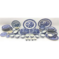 Late 18th/early 19th century Chinese export dinner plate, together with
Royal Venton Ware in Willow pattern, part dinner service, including two covered tureens, jug, six dinner plates, two serving platters, three serving platters, six dinner plates, seven side plates and seven dessert plates etc