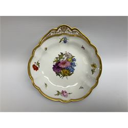 Early 19th century Barr, Flight and Barr dessert dish painted by William Billingsley, circa 1807-1813, of shell shaped form painted with a central floral spray surrounded by floral sprigs, within a gilt line border, with impressed and printed marks beneath, D18.5cm