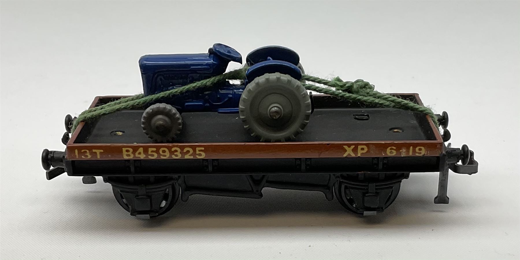 Hornby Dublo - 4646 Low-Sided Wagon D1 with cable drums; 4649 Low-Sided Wagon with tractor; 4656 16-Ton Mineral Wagon brown; 4657 United Dairies Milk Tank Wagon; 4660 U.G.B. Sand Wagon; 4677 Tank Wagon 'Mobil' (D1); and 4680 Tank Wagon 'Esso' (Fuel Oil); all boxed (7)