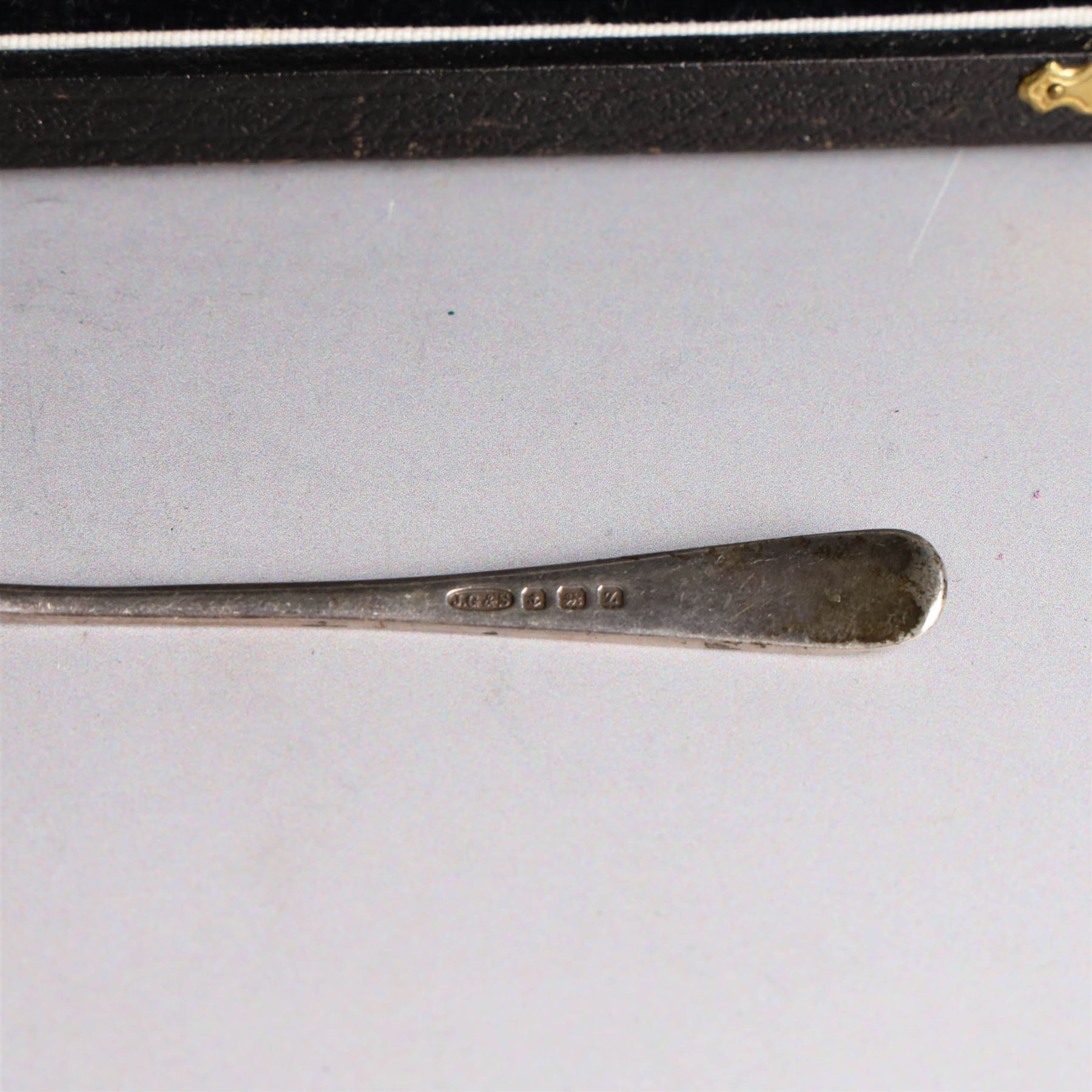 1930s silver cake slice, hallmarked Joseph Gloster Ltd, Birmingham 1934, contained within a fitted case, together with a small 1920s silver teaspoon, hallmarked John Grinsell & Sons, Birmingham 1924 