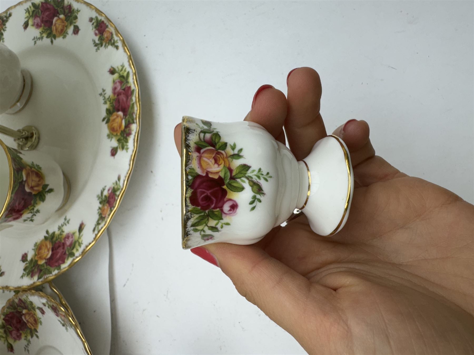 Royal Albert Old Country Roses pattern tea and dinner wares, including tiered cake stands, cake plate, napkin rings, egg cups, pierced serving platters, etc 