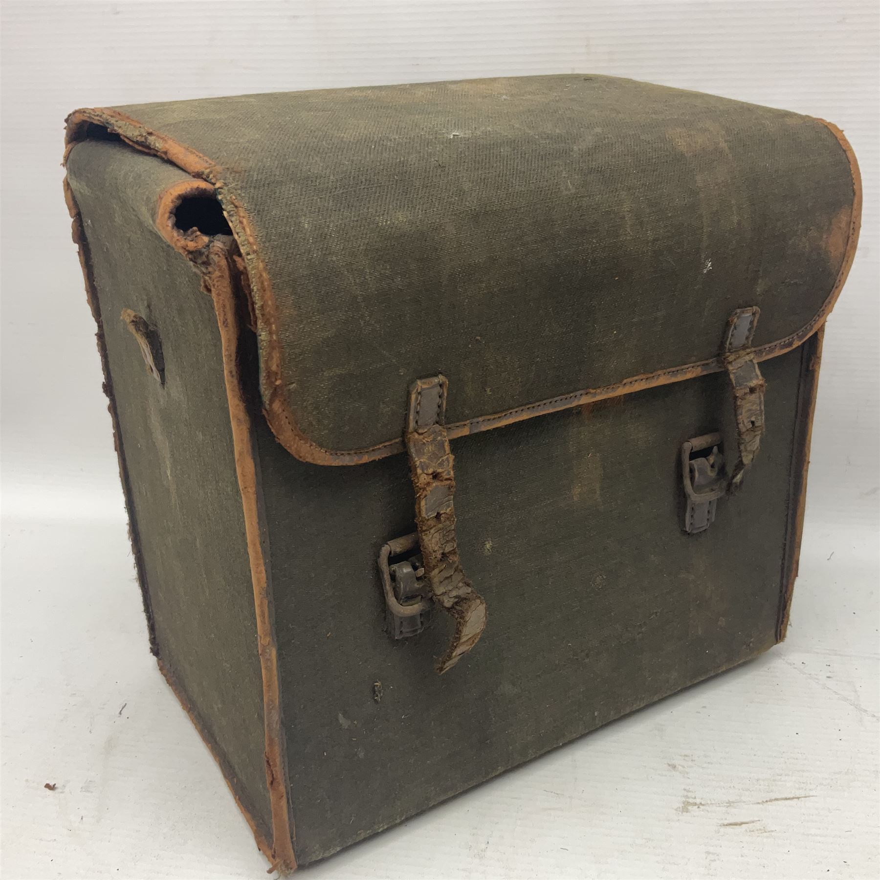 Folding plate camera in mahogany and lacquered brass, with Rapid Symmetrical Reetigmat len and two dark slides in canvas case
