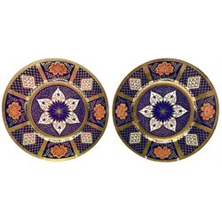 Pair of Caverswall Imari 'Romany' pattern cabinet plates, D27cm